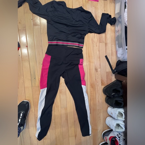 Fabletics set. Top and bottom both small - Picture 2 of 3